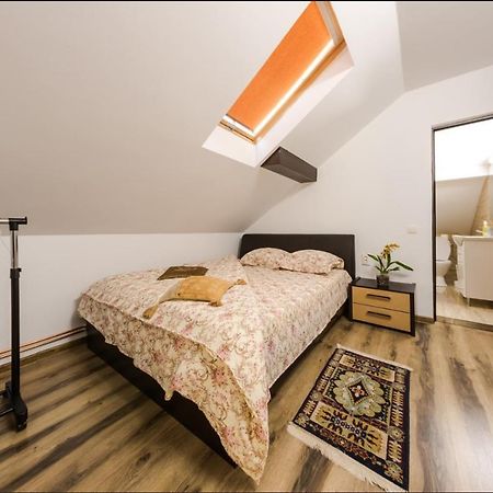 Casa De Vacanta Mirela โนวาชิ-สเตรยนี ภายนอก รูปภาพ