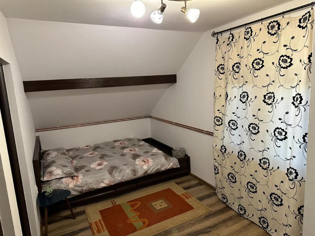 Casa De Vacanta Mirela โนวาชิ-สเตรยนี ภายนอก รูปภาพ